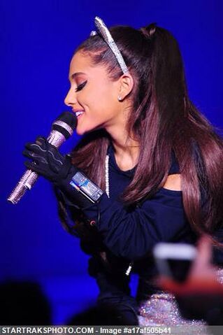 File:Honeymoon Tour 8.jpg