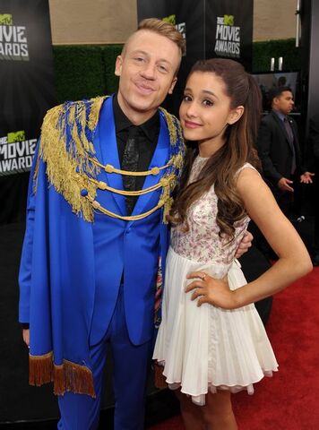 File:Ariana-grande-16-1384443813-view-1.jpg