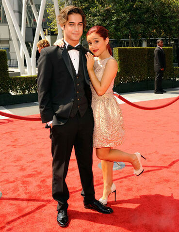 File:Avan & Ariana (Emmys).jpg