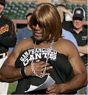 File:Bonds-woman.JPG