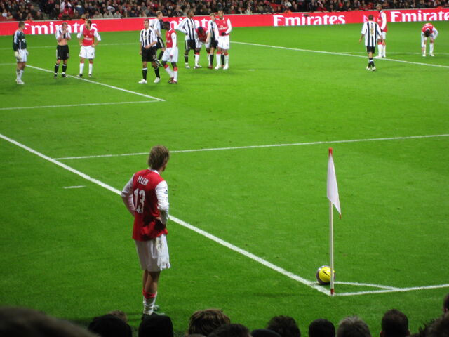 File:Alexander Hleb-1198174558-123.jpg