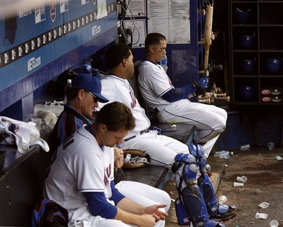 File:093007 - Mets Look On.jpg