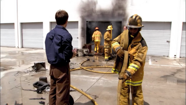 File:1x02 Top Banana (31).png