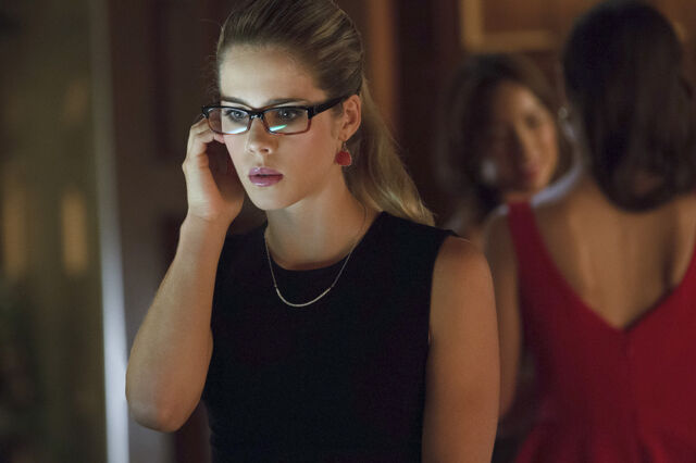 Fichier:Arrow-saison-2-episode-4-crucible-emily-bett-rickards.jpg