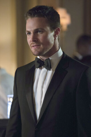 Fichier:Arrow-saison-2-episode-4-crucible-amell-costume.jpg