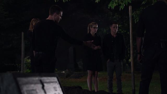File:Sara Lance's burial.png