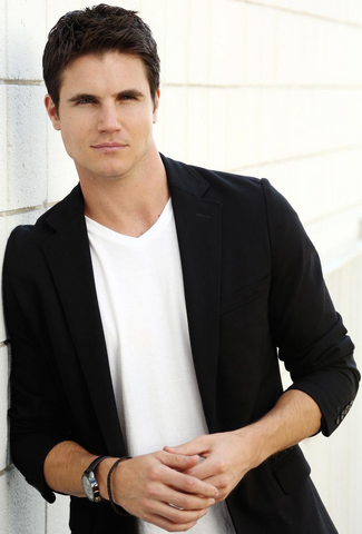 Файл:Robbie Amell.png
