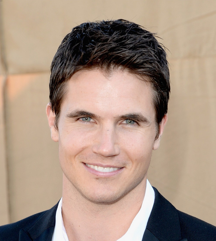 Archivo:Robbie Amell.png