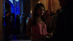 Thea comprando drogas en fiesta.png