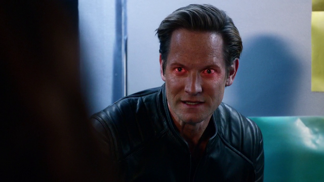 File:Lightning flickering in Eobard's eyes.png