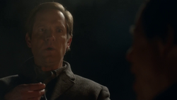Eobard Thawne mira a Harrison Wells.png