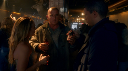 Pilot, Part 1 - Sara, Mick y Leonard en el bar.png