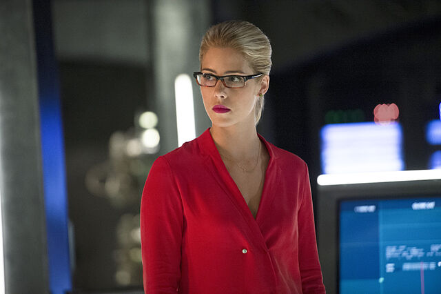Archivo:Felicity Smoak(T4).jpg