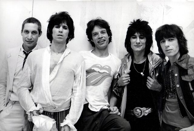 Archivo:Rolling-Stone-Black-and-White-Photo-Wallpaper.jpg