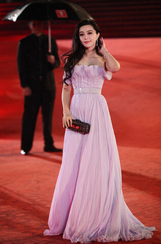 File:Fan+Bingbing+14th+Shanghai+International+Film+UVEXmHpsxnwl.jpg