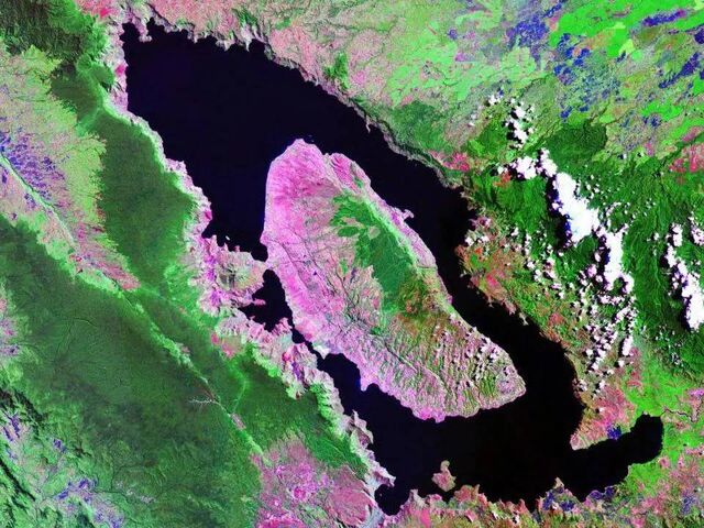 File:Lake Toba.jpg