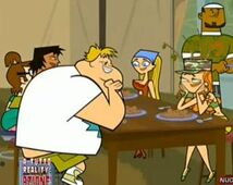 TDA Owen e Izzy nella tenda.jpg