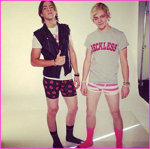 Archivo:Ross-Lynch-Photo-Shoot-In-His-Underwear.jpg