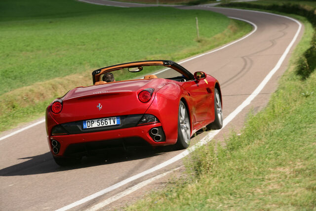 File:Ferrari-California-HELE-003.jpg