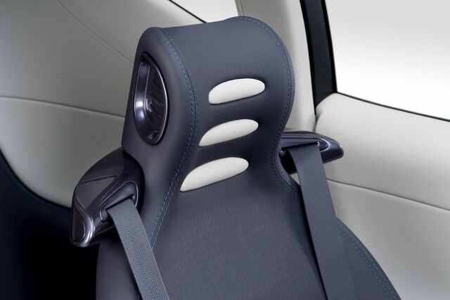 File:24-nissan-land-glider-press.jpg