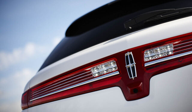 File:2013-lincoln-mkt30.jpg