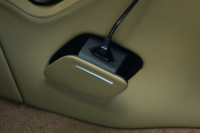 File:2011-Audi-A8-L-W12-42.jpg