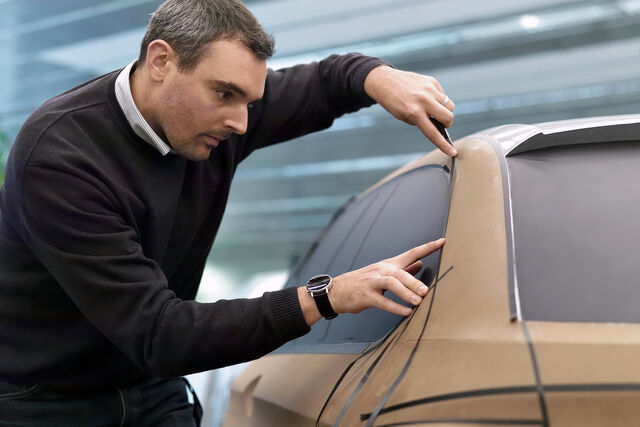 File:2011-BMW-5-Series-Touring-18.jpg
