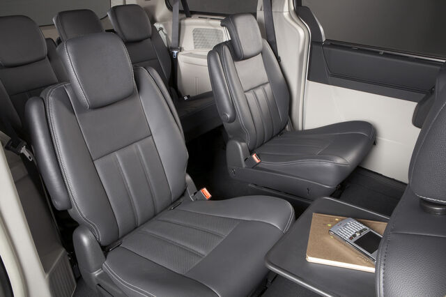 File:Chrysler-Grand-Voyager-8.jpg