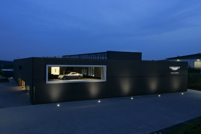 File:Aston-Martin-Nurburging-2.jpg