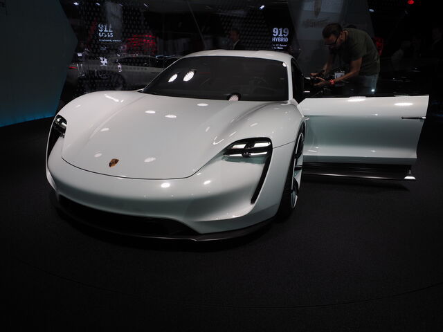 File:Porsche-Mission-E-images-1900x1200-03.jpg