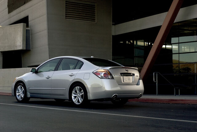 File:08-2010-altima-sedan.jpg