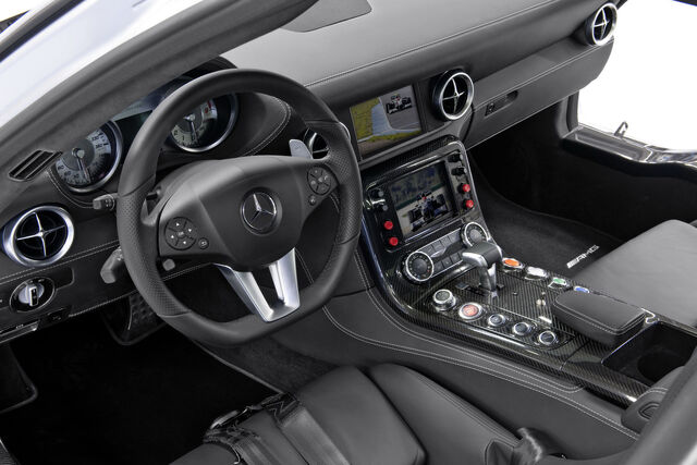 File:Mercedes-SLS-AMG-Gullwing-Safety-Car-14.jpg