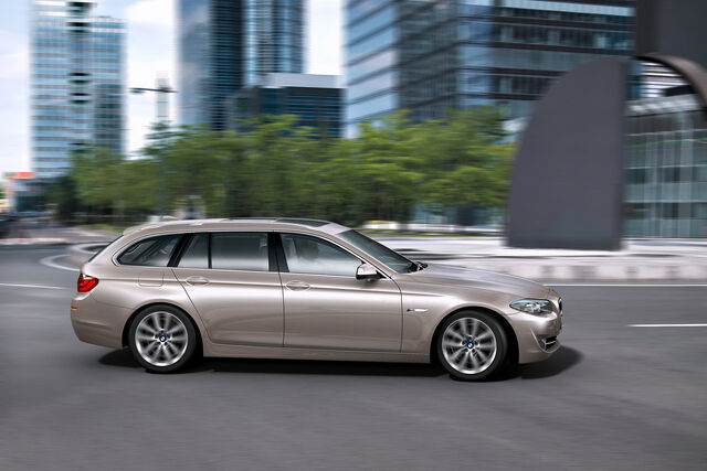 File:2011-BMW-5-Series-Touring-60.jpg