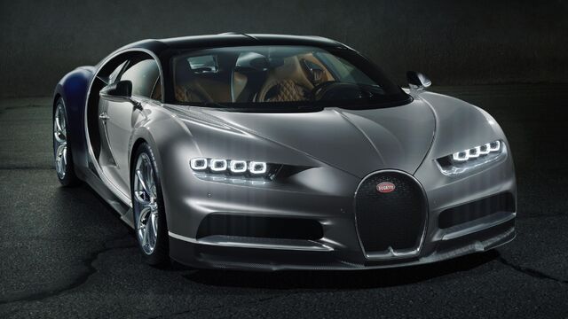 File:2bugattichironcarouselbrmarch2016.jpg