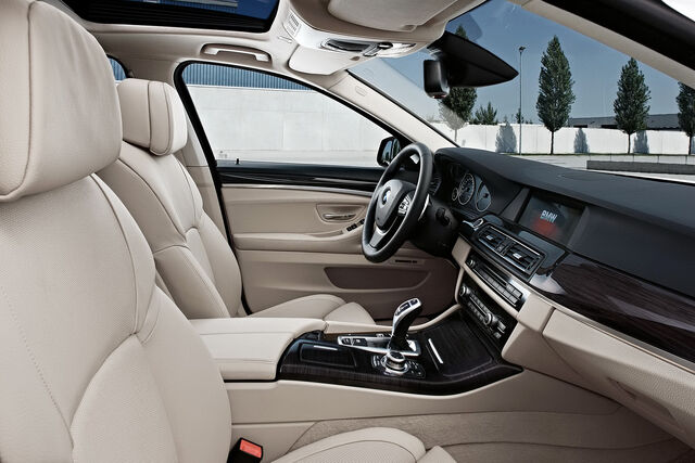 File:2011-BMW-5-Series-53.jpg