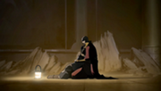 Korra weint in Tenzins Armen.png