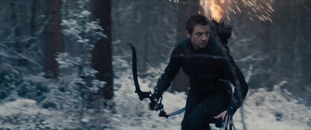 Datei:AvengersAgeofUltronHawkeyeSnow.jpg