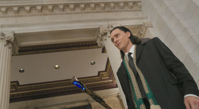 Datei:Tom-Hiddleston-The-Avengers-Loki.jpg