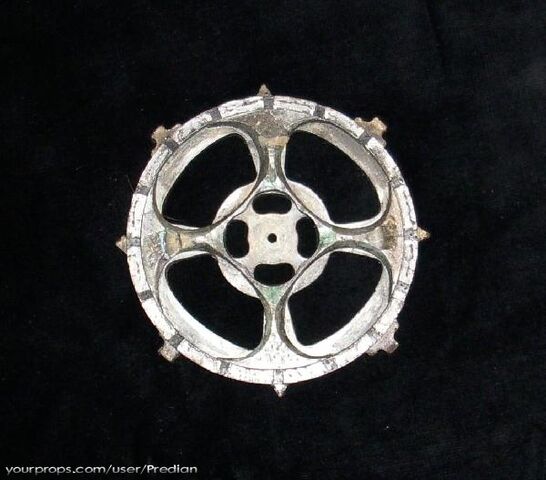 File:Predator-2-Large-cutting-disc-blade-piece-1.jpg