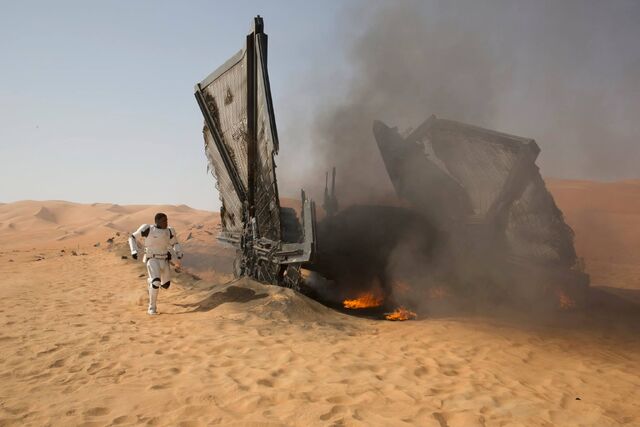 File:Finn Crashed TIE Jakku.jpg