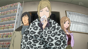 Hitomi z rodzicami u Ashirogi Muto.png