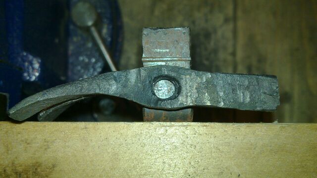 File:Attaching the claw to the fork - 01.jpg