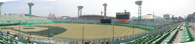 File:Hdunistadiumpan.jpg