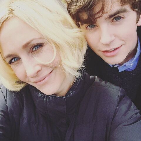 File:Vera Freddie BTS S4.jpg