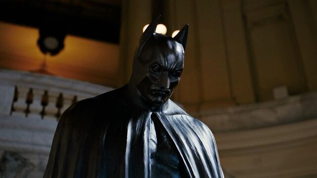File:Batmanstatue TDKR.jpg