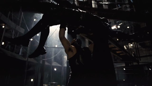 Archivo:Bane a punto de romperle la espalda a Batman..png