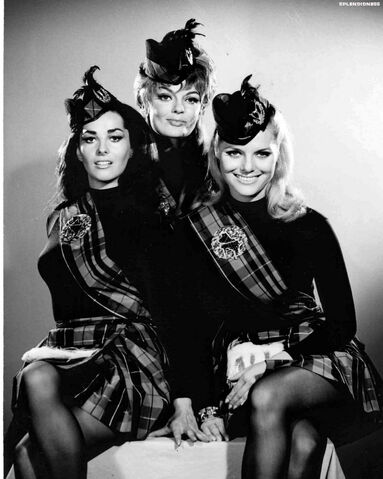 File:Doe, Rae and Mimi.jpg
