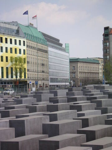 Datei:Holocaust Mahnmal Berlin Stelenfeld.jpg