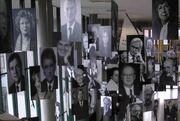 Freie Universität Berlin - Ausstellung im Henry-Ford-Bau - Rauminstallation mit Bildern von FU-Persönlichkeiten - Bild 1.jpg