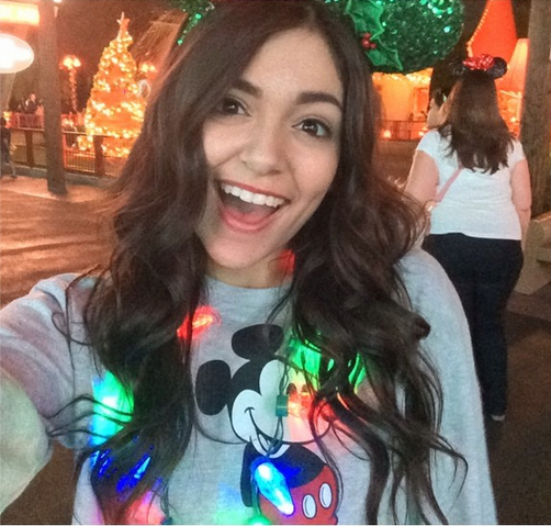 File:Bethany and Christmas lights.png